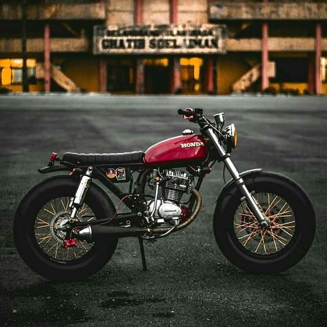 Simple keker, cb japstyle. Apapun motormu, kalo kaki-kaki udah di bikin gede, tampilannya jadi garang bor. Lampu jangan terlalu ke atas,… Honda Cg125, Motor Klasik, Suzuki Cafe Racer, Cafe Racer Moto, Honda Scrambler, Moto Scrambler, Motorcycle Honda, Tracker Motorcycle, Honda Cb 100