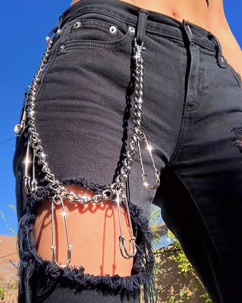 The Safety Pin Pant Chain just landed🧷 Dresses Grunge, Moda Grunge, Look Grunge, Pant Chains, Goth Outfit, Edgy Jewelry, Grunge Look, Alternative Outfits, Mode Inspo