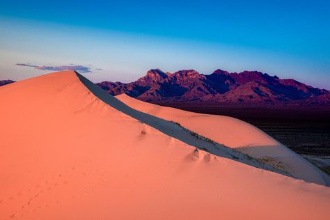 Strange Things That Happen in California's Deserts Kelso Dunes, Mojave National Preserve, Oregon Coastline, Oregon Dunes, Indiana Dunes National Park, Cold Deserts, Eerie Places, Great Sand Dunes National Park, Great Sand Dunes