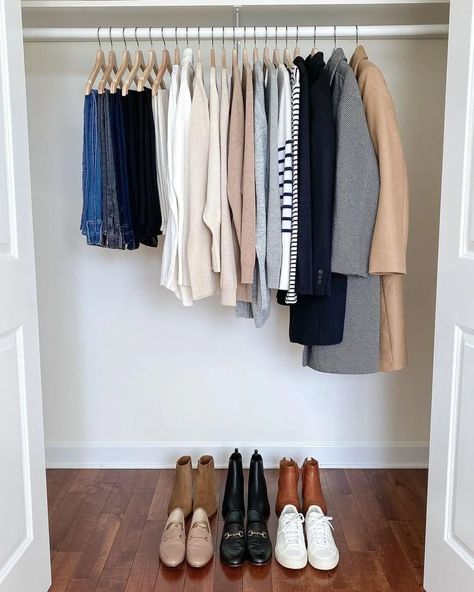 Pick Clothes, Neat Closet, Clean Mind, Clean Closet, Minimalist Moda, Average Woman, Neutral Capsule Wardrobe, Classy Yet Trendy, Minimalist Closet