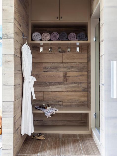 Modern Farmhouse Mudroom, Pool House Bathroom, Bathroom Bench, Bilik Air, Closet And Bathroom, Pool Bathroom, Bathroom Organization Diy, Bathroom Pictures, Bath Room