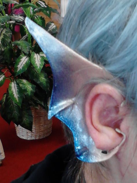 Awesome mermaid ear cuff! It's from etsy but I haven't been able to find it! Mermaid Ears, Siren Costume, Dragon Fairy, Mermaid Cosplay, Mermaid Parade, Fairy Ears, Dragon Costume, Mermaid Aesthetic, Mermaids And Mermen