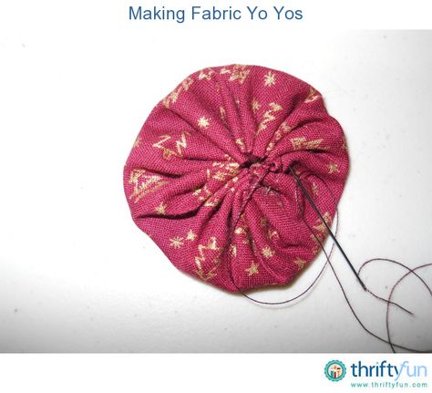 This is a short tutorial for making fabric yo yos. These cute little fabric circles can be used in lots of craft projects, from quilts to Christmas garlands. Yo Yo Projects, Fabric Yo Yos, Nightmare Before Christmas Wreath, Yo Yo Quilt, Circle Crafts, Yo Yos, Christmas Garlands, Fabric Christmas Trees, Circle Quilts