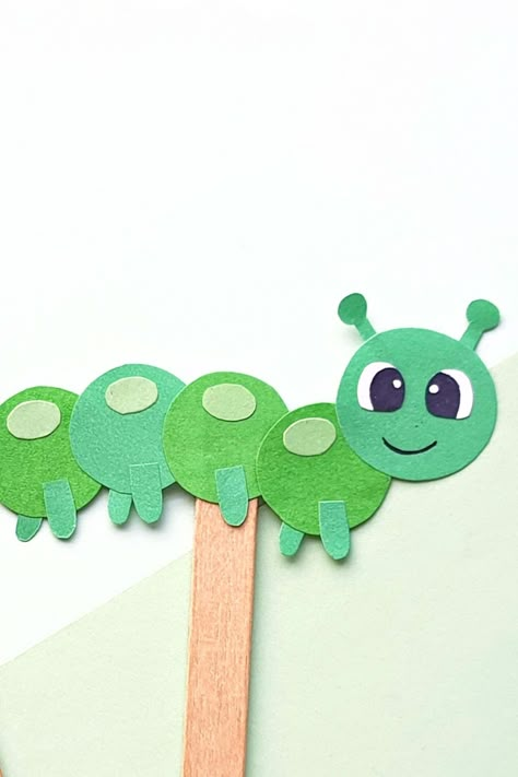 Paper Caterpillar Craft, Paper Caterpillar, Butterfly Art And Craft, Montessori Crafts, Caterpillar Art, Paper Craft Easy, Hungry Caterpillar Craft, Giraffe Crafts, Snowflake Wall