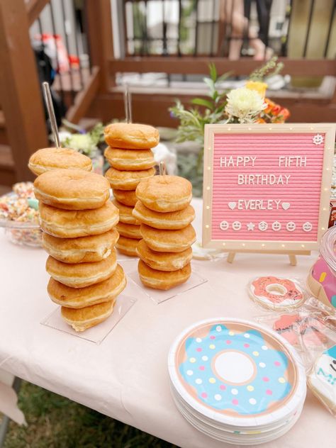 A Donut Party- Everything You Need for a Donut Birthday - traditionallycozy.com Diy Donut Party Decorations, Donut Party Decorations, Birthday Breakfast Party, Breakfast Donuts, Donut Themed Birthday Party, Diy Donuts, Donut Birthday Parties, Donut Birthday, Donut Party