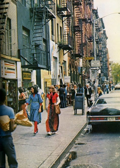 Street Scenes of New York City of the Seventies ~ vintage everyday Midwest Christmas, Midwest Vacations, Greenwich Village Nyc, Christmas Express, Nyc History, New York Pictures, Water Parks, New York Photos, Train Ride