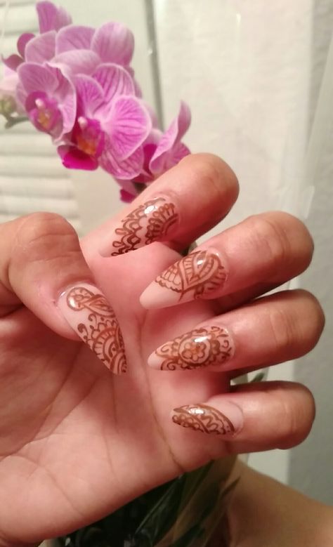 Mehndi Nails Art, Henna Design On Nails, French Tip Nails With Henna Design, South Asian Nail Art, Bridal Nails With Henna, Middle Eastern Nail Designs, Henna Nails Design, Indian Acrylic Nails, Henna Design Nails