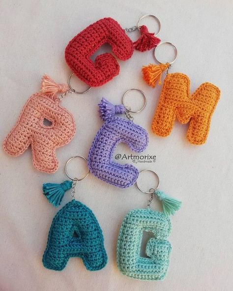 Crocheted Keychains, How To Make Keychains, Crochet Alphabet, Crochet Letters, Keychain Craft, Crochet Keychain Pattern, Pola Amigurumi, Clothes Crochet, Kids Crochet