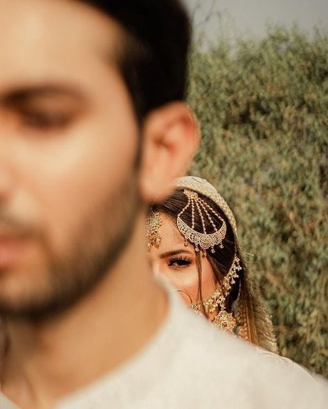 Muslim Bride Photoshoot, Bride Groom Photoshoot, Muslim Wedding Photography, Bride Photos Poses, Groom Photoshoot, Wedding Portrait Poses, Wedding Photoshoot Props, Bridal Photography Poses, Couple Ideas