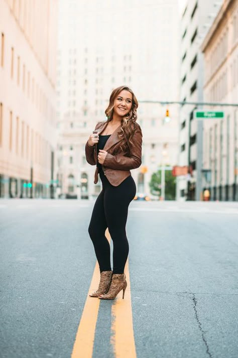 Photography Poses For Senior Pictures, Senior Downtown Photography, Downtown Street Photography, Urban Photo Shoot Outfits, Town Square Photoshoot, Senior Photos City Photoshoot Ideas, Senior Urban Photoshoot, Senior City Pictures, Senior Photo Ideas City