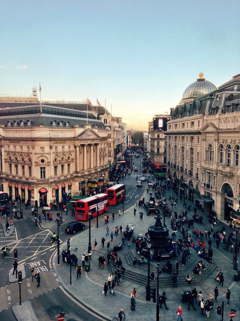 Piccadilly Circus London, Highgate Cemetery, England Aesthetic, London Dreams, Piccadilly Circus, Photography London, London Photography, St James, London United Kingdom