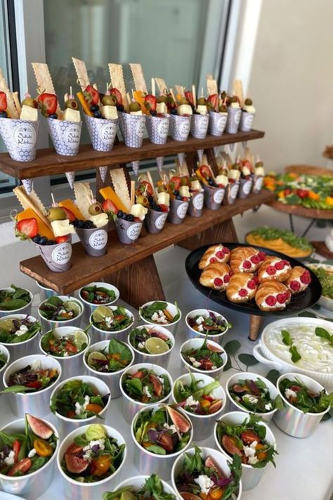 Graduation party ideas centerpieces Graduation Party Ideas Centerpieces, Party Food Containers, Fest Mad, Decorações Com Comidas, Fingerfood Party, Catering Ideas Food, Graduation Party Ideas, Party Food Buffet, Charcuterie Inspiration