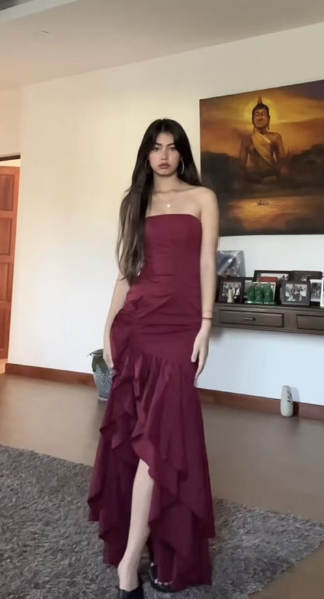 Burgundy Prom Dress Long Fitted, Dark Red Grad Dresses, Red Wine Prom Dress, Dresses For Brunettes, Vestidos Color Uva, Wine Red Formal Dress, Maroon Prom Dresses, Long Graduation Dresses, Maroon Dress Outfit