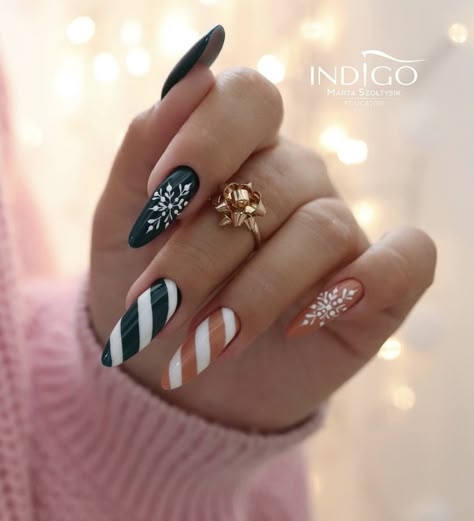 Silver Nail Designs, New Year Nails, New Years Nail Designs, New Years Eve Nails, New Years Nails, Winter Nail Ideas, Sweater Nails, Winter Nail Designs, New Year's Nails