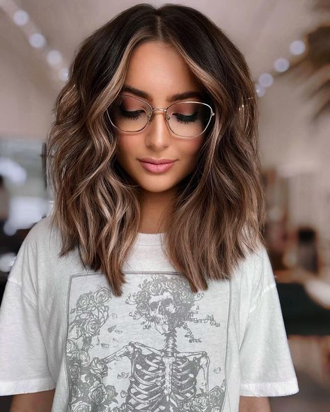 Winter Balayage, Hip Hair, Brown Hair Balayage, Shot Hair Styles, Winter Hair Color, Balayage Brunette, Ombre Hair Color, Mid Length Hair, Hair Color Balayage