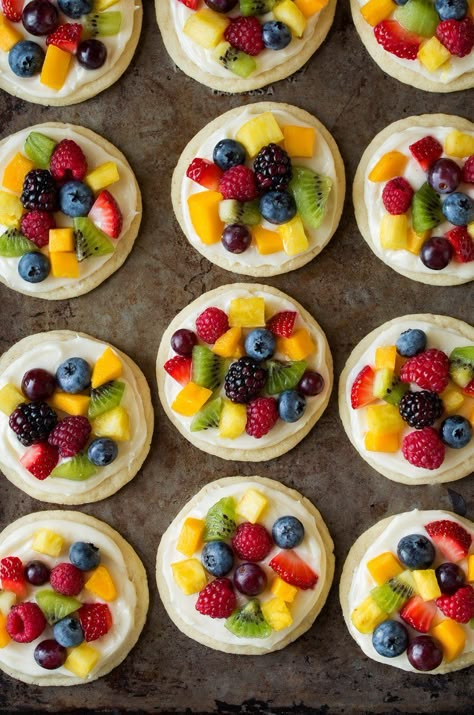 Fruit Pizza Icing, Fruit Pizza Cups, Fruit Pizza Cookies, Fruit Pizza Frosting, Fruit Pizza Bar, Fruit Pizzas, Fruit Pizza Designs, Fruit Pizza Sugar Cookie Recipe, Fruit Pizza Crust