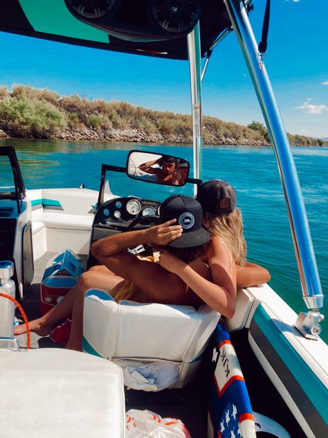 Boating Pictures, Fishing Couples, Boat Photoshoot, Summer Boating, Couple Summer, Cute Country Couples, Lake Photoshoot, Boat Pose, Country Couples