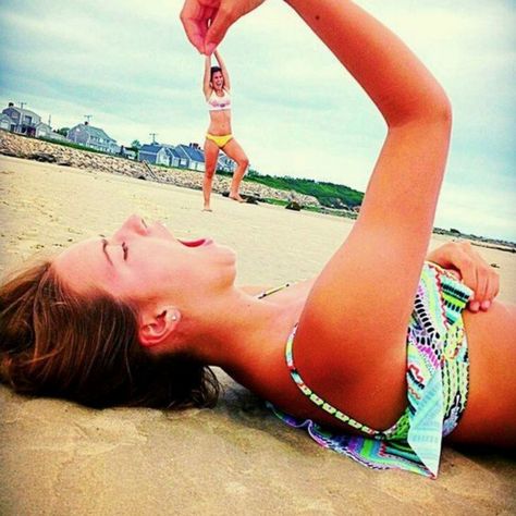 14 Optical Illusions That Are Even Funnier at the Beach - Woman's World Besties Pics, Funny Beach Pictures, Lake Pics, Pool Pics, Cute Beach Pictures, Photos Bff, Funny Friends, Summer Picture Poses, Beach Humor