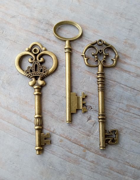 3 Large Skeleton Key Pendants in a Rustic Bronze Finish! (3.15 to 3.25 inches long) Great finding for making bracelets, necklaces, earrings, other jewelry projects, steampunk creations, wedding decorations,  and scrapbooking! You will receive: 1 of each key as pictured color: antiqued bronze Double-sided; the design is on both sides. material: metal alloy; does not contain lead. Please let me know if you have any questions, or if you would like a listing for a different quantity! LOOKING FOR SOM Old Keys Aesthetic, Cool Keys, Key Concept Art, Key Pictures, Decorative Keys, Old Decoration, Steampunk Creations, Old Lock, Ancient Key