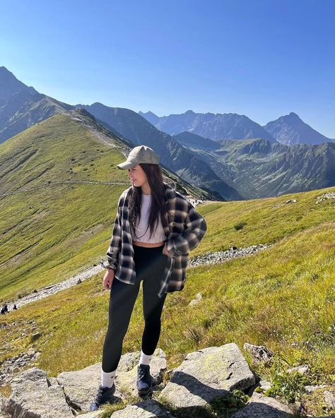 25 Mountain Vacation Outfit Ideas & Styling Tips Mountain Vacation Outfits, Mountain Weekend Outfit, Summer Mountain Vacation Outfits, Mountain Outfit Summer, Mountain Outfit, Latest Summer Fashion, Mountain Vacations, Outfit Trends, Weekend Outfit