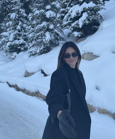 Mode Dope, Stile Kendall Jenner, Kendall Style, Pose Fotografi, Snow Trip, Winter Photoshoot, Snow Outfit, Foto Tips, Winter Photo