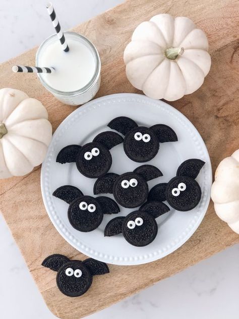 Halloween oreos Halloween Treats Bats, Halloween Food Oreo, Halloween Oreo Bats, Halloween Oreo Bat Cookies, Oreo Cookie Bats Halloween, Halloween Bat Snacks, Oreo Cookie Halloween Ideas, Oreo Bat Cookies, Halloween Bat Food Ideas