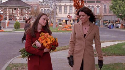 Gilmore Girls Scenes, Medium Widget, Gilmore Girls Fashion, Gilmore Girls Outfits, Kaptan Jack Sparrow, Gilmore Girls Seasons, Team Logan, Lorelai Gilmore, Stars Hollow