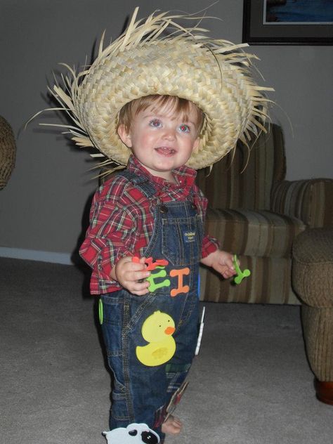 DIY Halloween costume for toddlers! Old MacDonald... Finn Costume, Farmer Costume, Halloween Costumes For Big Kids, Diy Baby Costumes, Homemade Costume, Huckleberry Finn, Costume Works, Homemade Halloween Costumes, Diy Halloween Costume