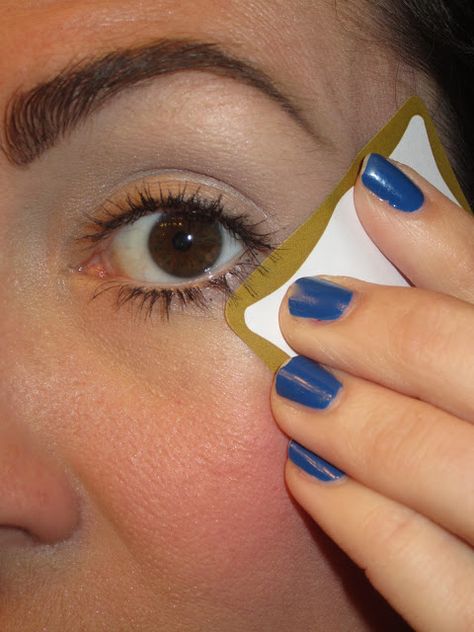 Tape Eyeshadow Trick, Tape Eyeshadow, Glamorous Eye Makeup, Tape Makeup, Magic Makeup, Eye Makeup Application, Eyeshadow Tips, Eye Makeup Ideas, Eye Makeup Steps