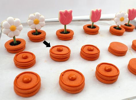 Edible Flower Biscuits, Edible Flower Shortbread Cookies, Pansy Cookies, Sugar Cookie Flower Pots, Biscuits Ideas, Cookies Flowers, Garden Cookies, Flowers In Pots, Pot Cookies