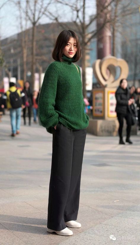 Green Sweater Street Style, Shanghai Winter Fashion, Dark Green Street Style, China Winter Fashion, Chinese Work Outfit, Street Style Chinese, Chinese Fashion Trends, Chinese Fall Fashion, Shanghai Winter Outfit