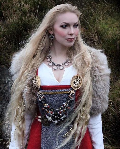 621 best Vikings images on Pinterest | Viking woman, Viking dress ... Female Viking, Viking Queen, Costume Viking, Viking Cosplay, Kawaii Clothes Goth, Viking Garb, Viking Dress, Viking Wedding, Viking Costume