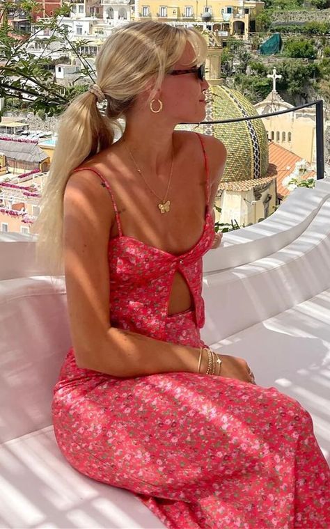 Set by Hudson & Bailey #summeroutfits #coord #girlyoutfits Italian Outfits Women, Elegant Feminine Outfits, Style Maxi Skirt, Quoi Porter, Vest Crop Top, Elegant Feminine, Dress Women Elegant, England Fashion, Italian Outfits