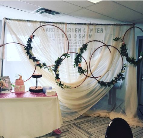 Gold Hoop Decoration, Wedding Hula Hoop Decor Diy, Hula Hoop Ceiling Decoration, Hula Hopp Wedding Decor, Hula Hoop Flower Arrangements, Hula Hoops Decoration, Hoola Hoop Photo Booth Frame, Hula Hoop Wedding Decor, Hula Hoop Backdrop Ideas