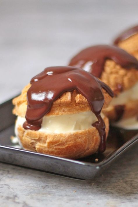 Profiterole Recipe, Profiteroles Recipe, Hot Chocolate Sauce, Ice Cream Bread, French Dessert Recipes, Gelato Recipe, French Recipes, Summer Baking, Choux Pastry