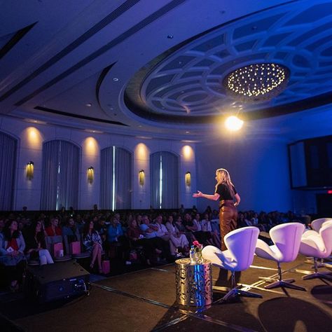 Woman Presenting Meeting, Ted Talk Vision Board, Talking In Front Of A Crowd, Woman Speaking On Stage Aesthetic, Business Meeting Aesthetic Women, Speak On Stage, Conference Meeting People, Talking On Stage Aesthetic, Woman On Stage Speaking