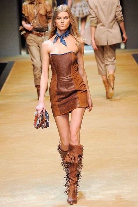 D&G Spring 2010 Ready-to-Wear Collection - Vogue Fashion Show 2022, 2010 Outfits, 2010s Fashion, High Fashion Dresses, Runway Outfits, Design Workshop, Estilo Country, Hippy Chic, Model Inspo