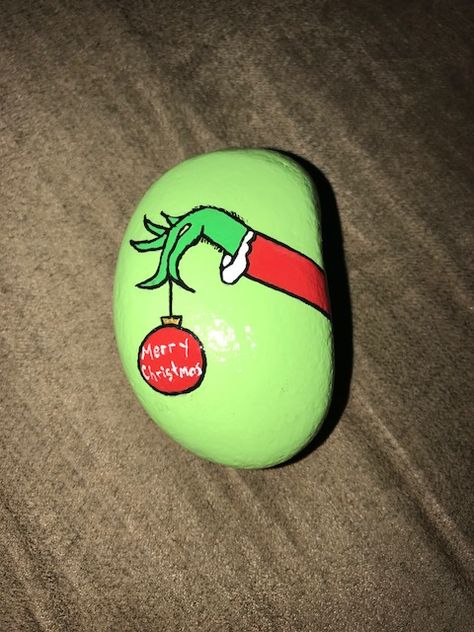 Christmas Painted Rocks Grinch, Xmas Rock Painting Ideas, Grinch Rock Painting, Winter Rocks, Story Rocks, Lady Bug Painted Rocks, Painted Rocks Ideas, Kindness Rocks Project, Painted Rock Ideas