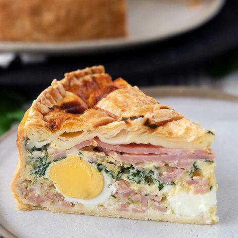 Quiche, Egg And Bacon Pie Recipes, Bacon And Egg Pie Recipe, Sausage And Egg Pie, Savoury Pies Recipes, Breakfast Picnic Ideas, Pie Recipes Savory, Bacon Egg Pie, Bacon Pie Recipe