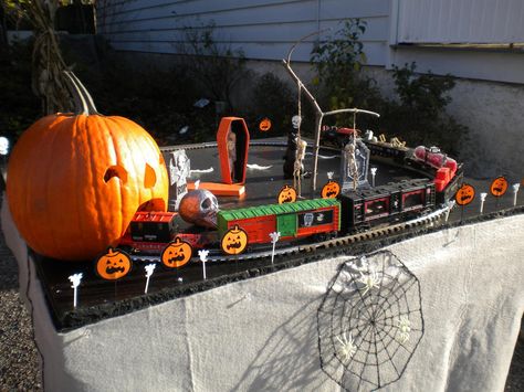 Outdoor Halloween Train | O Gauge Railroading On Line Forum Halloween Train Decorations, Railroad Modeling, Halloween Train, Train Decor, Halloween House Party, Days To Christmas, Train Party, Halloween Village, Lionel Trains