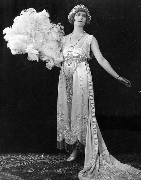 A 1920s Evening Dress, 1925 Norma Talmadge, Twenties Dress, 1920s Evening Dress, 1920s Women, Court Dresses, French Fashion Designers, Flapper Style, Fantasy Costumes, Old Fashion