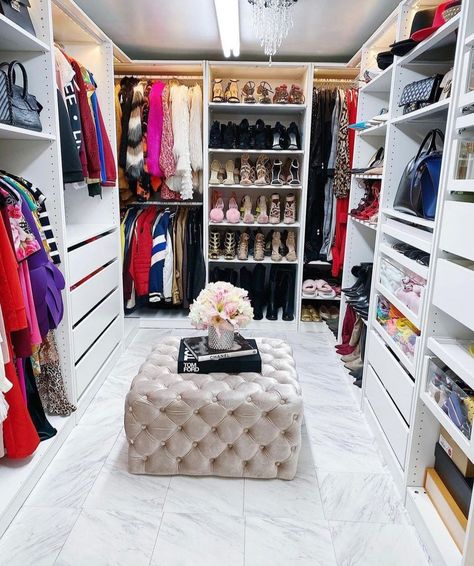 Mini Closet Ideas, Spare Room Walk In Closet, Wardrobe Decoration, Mini Closet, Board Pictures, Dressing Room Closet, Dream Closet Design, Glam Living, Closet Design Layout