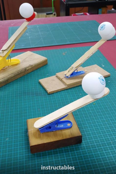 Simple Catapult, Catapult Design, Diy Kids Games, Diy Games, Childrens Crafts, Fun Crafts For Kids, Fun Activities For Kids, Craft Activities For Kids, Diy Toys