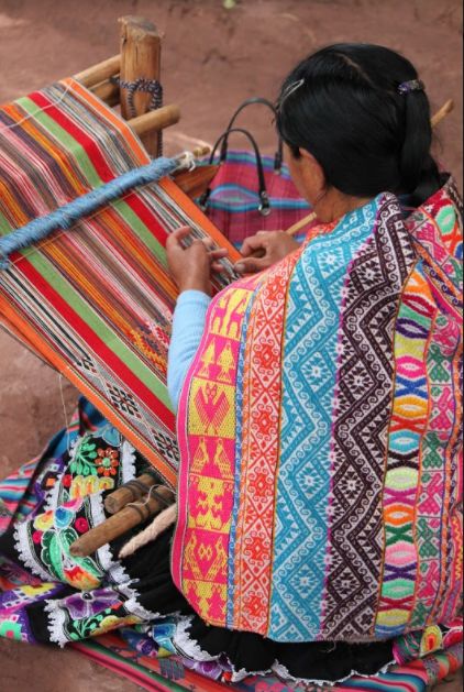 Bags Photography, South American Textiles, My Woman, Peruvian Art, Guatemalan Textiles, Peruvian Textiles, Woman Hand, Colorful Textiles, Cusco Peru