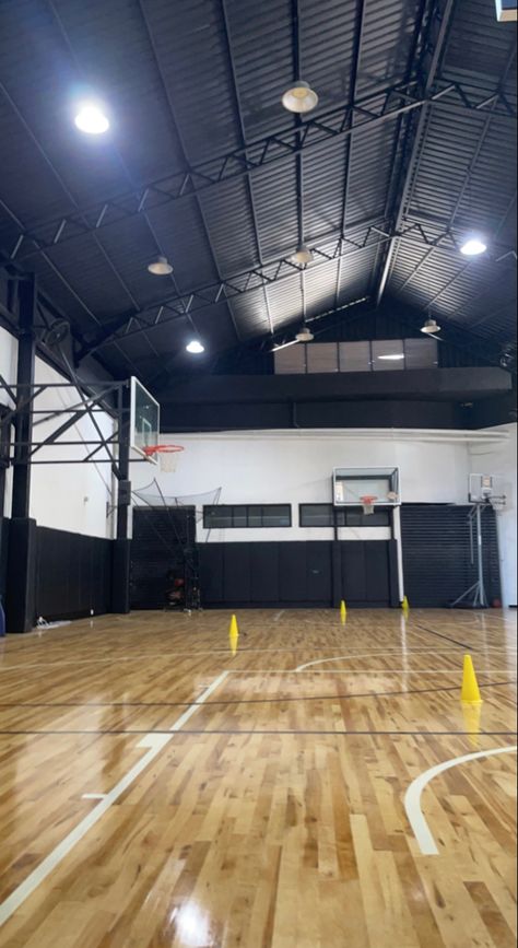 Aau Basketball Aesthetic, Basketball Court Aesthetic, Basketball Court Pictures, Cool Basketball Pictures, Basketball Ground, Basketball Lifestyle, Basketball Vibes, Track Goals, Basketball Court Backyard