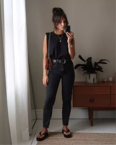 Trendy 30s Outfits, Practical Style Outfits, Summer Casual Outfits For Women Plus Size, Casual Outfits With Button Up Shirts, Hot Outdoor Outfits, Casual Work Outfits With Nikes, Straight Leg Jeans Outfits Casual Summer, Puff Shoulder Top Outfit, Fem Tomboy Style