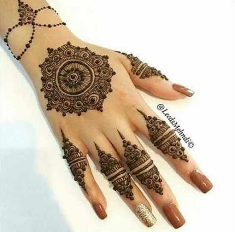 Easy and simple gol tikka mehndi designs 2017 for back hands Henna Bunch Design, Bunch Mehndi Design, Henne Tattoo, Tato Henna, Mehndi Designs 2018, Eid Henna, Henna Tattoo Designs Hand, Bridal Mehendi Designs Hands, Henna Art Designs