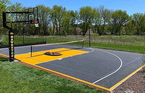 Diy Half Basketball Court, Diy Volleyball Court, Half Court Basketball Backyard, Diy Basketball Court, Outdoor Sports Court, Garden Gym, Diy Basketball, Basketball Court Backyard, Backyard Sports