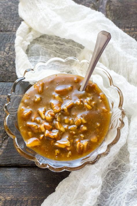 Rich and buttery, this 5 Minute Pecan Praline Sauce is full of pecans and butterscotch-y goodness. It's the perfect topping for ice cream, pancakes, and all of your favorite fall recipes. Fast and easy to make, you can pull it all together in about 5 minutes. Pecan Praline Cake Filling, Praline Sauce Recipe, Praline Sauce, Pecan Sauce, Ice Cream Sauce, Praline Cake, Pecan Pralines, Caramel Pecan, Dessert Toppings