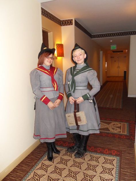 Victorian Hogwarts students! Love it! Nifty Cosplay, Hufflepuff Costume, Slytherin Costume, Harry Potter Props, Wizard Robes, Hogwarts Uniform, Harry Potter Cosplay, Slytherin Pride, Awesome Cosplay